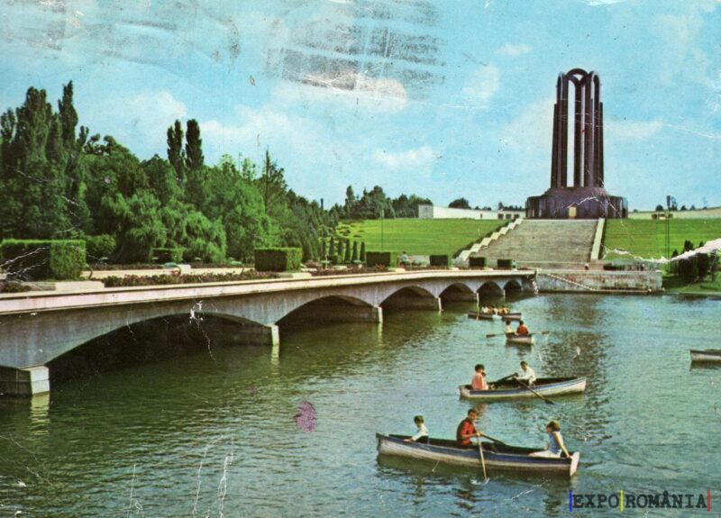 Peisaj de vară la apă cu bărci