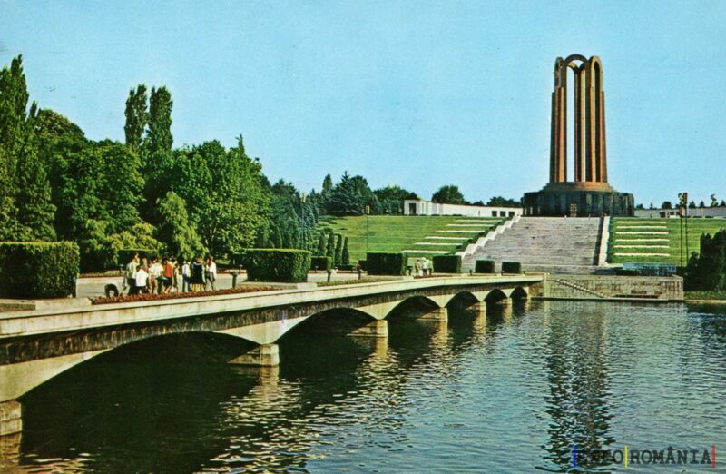 Monument și peisaj urban în natură verde