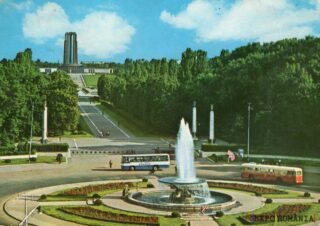 Bulevardul și fântâna din parc urban