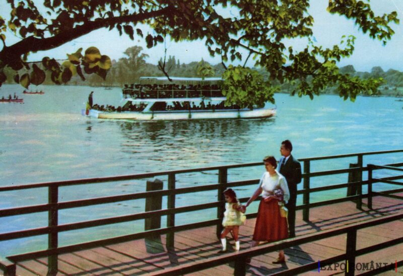 Familie pe malul apei într-o zi însorită