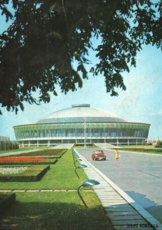 Clădire modernă într-un peisaj urban vibrant