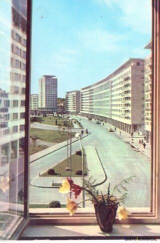 Priveliște urbană dintr-o fereastră