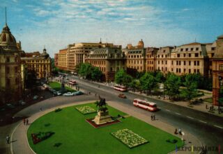 Peisaj urban cu monument și transport public