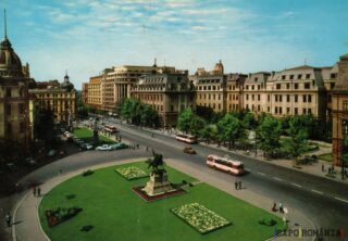 Piața centrală într-o zi însorită