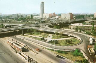 Peisaj urban cu circulație intensă