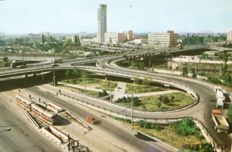 Peisaj urban cu circulație intensă
