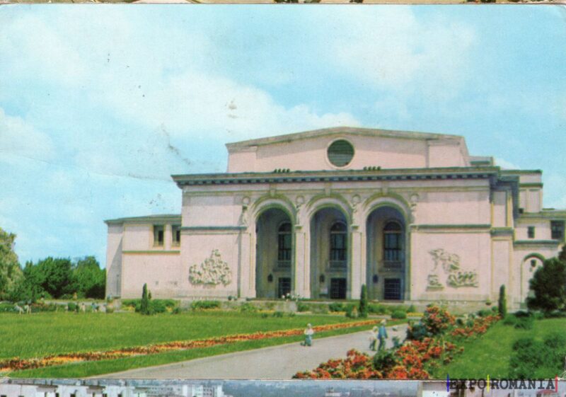 Clădire istorică în peisaj floral