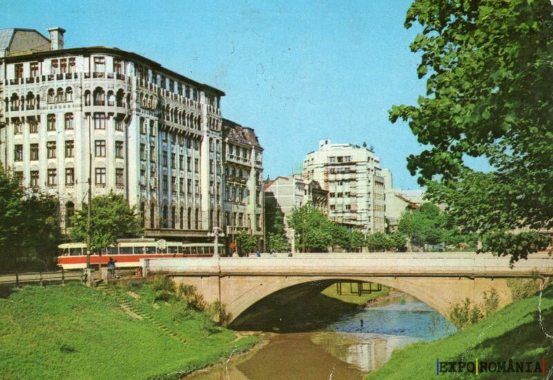 Peisaj urban cu pod și tramvai