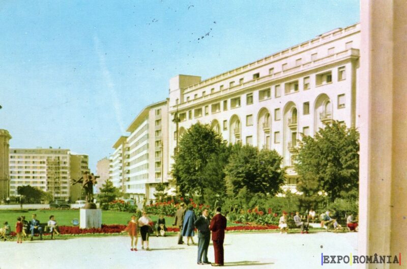 Piața urbană plină de viață și verdeață