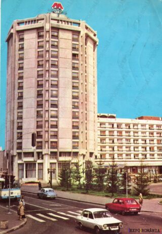 Carte poștală Pitesti Hotel Muntenia Dacia 1300 Wartburg Autobuz - anii '70