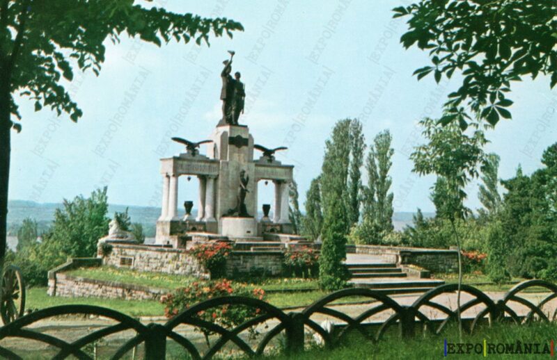 Carte poștală Turnu Severin Parcul și Statuia - anii '70