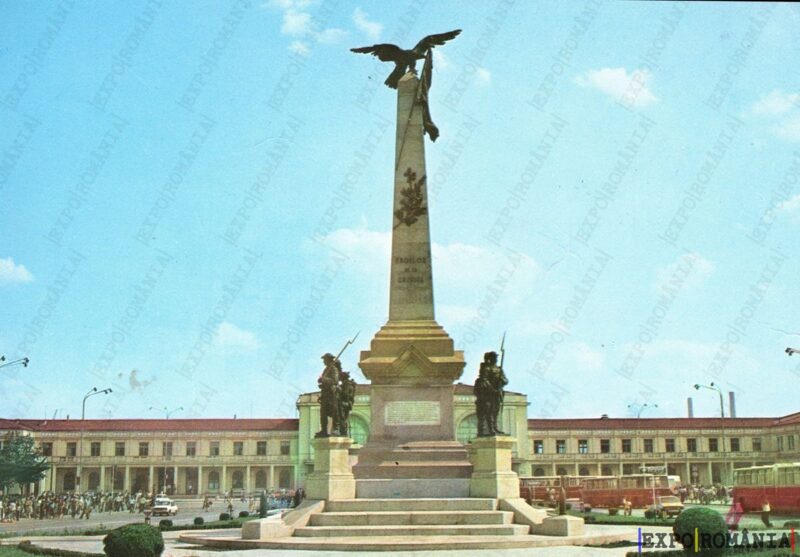 Carte poștală Ploiesti Monumentul Vanatorilor - anii '70