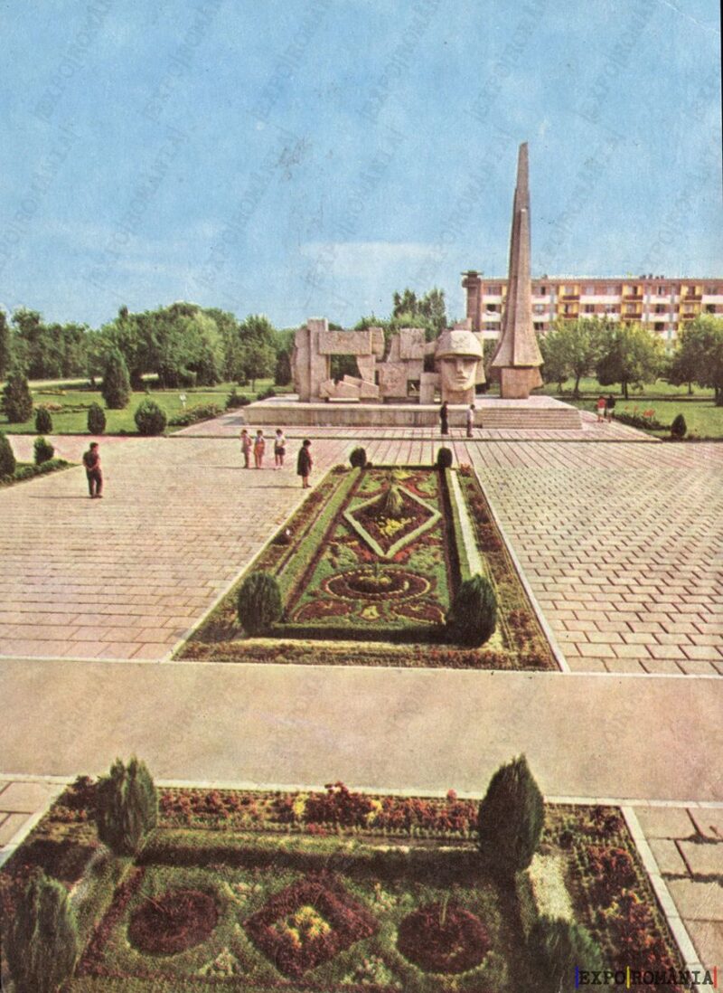 Carte poștală Carei Monumentul Ostasului roman - anii '70