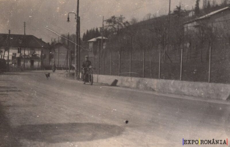 Bărbat pe Motocicleta Prin Oraș - Anii '30