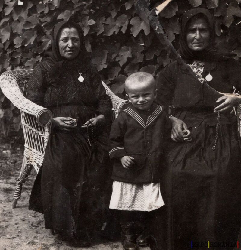 Bunica cu Copilul - Anii '30