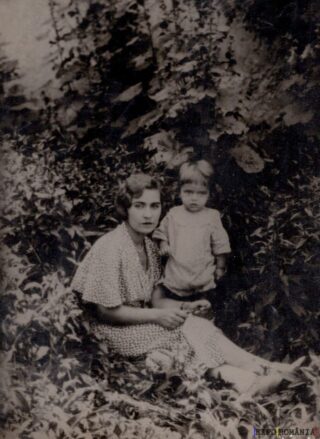 Prahova Ploiești Mama și Copilul în Curte - Anii '30