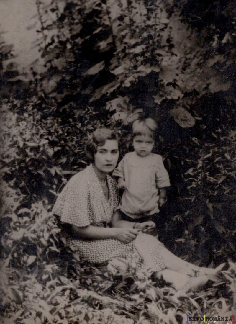Prahova Ploiești Mama și Copilul în Curte - Anii '30