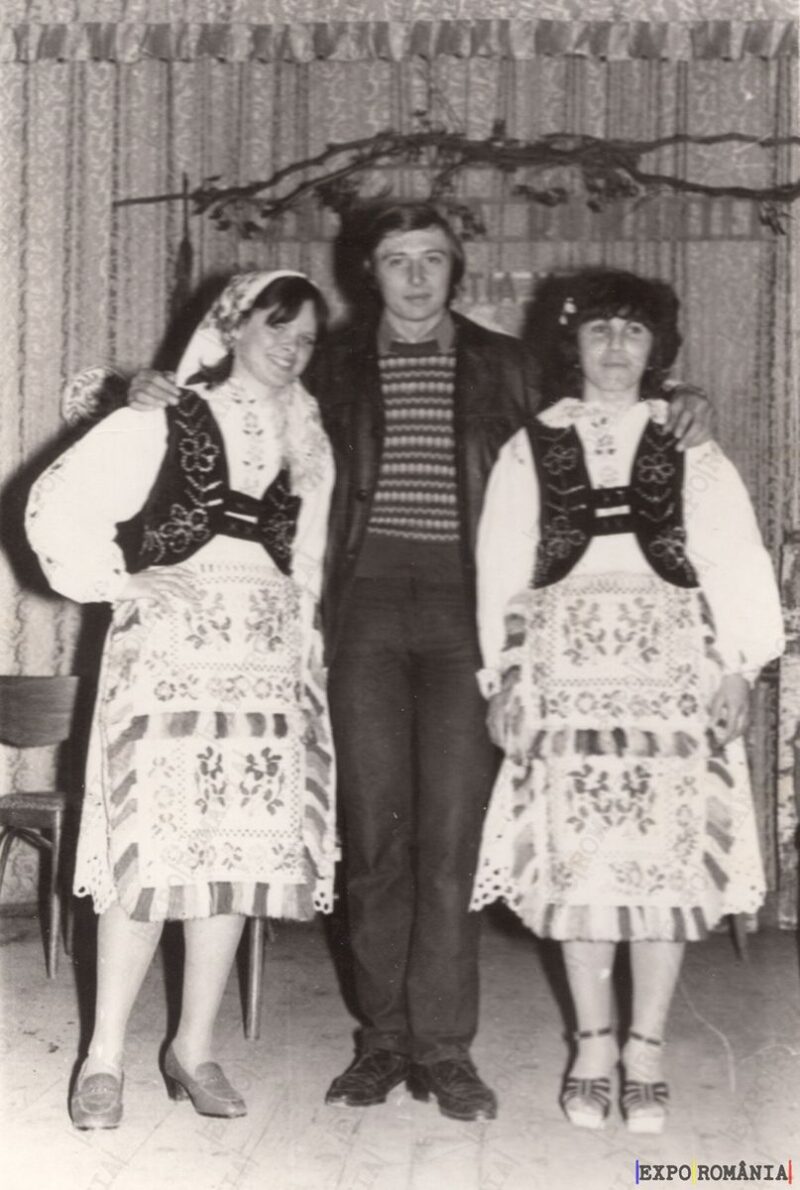 Alba Petrecere Sătească în Costume Populare - Anii '60
