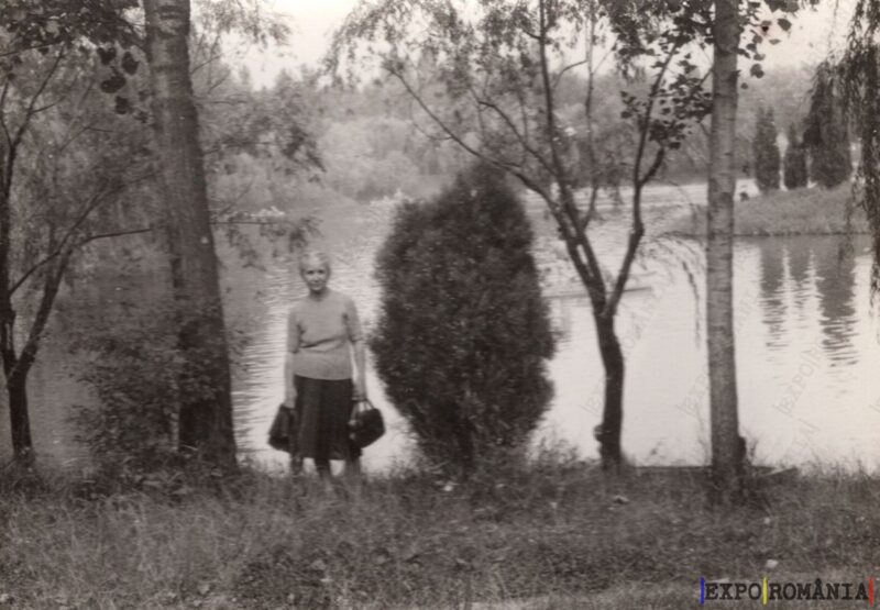 București Femeie în Parcul Herăstrău Lângă Lac - Anii '60