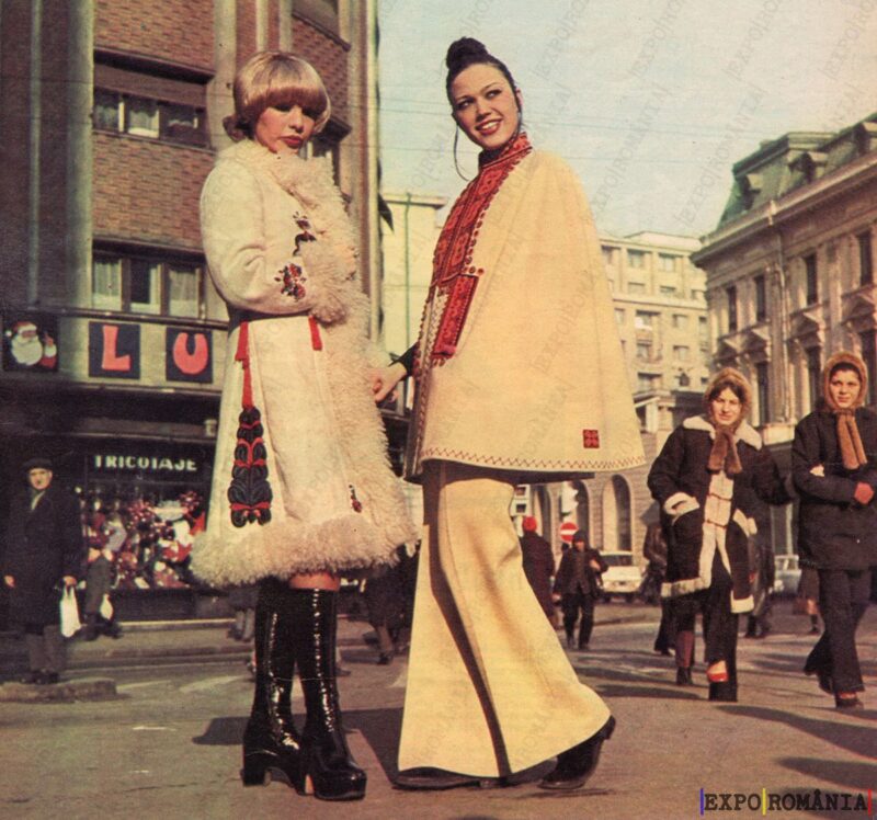 București Piața Romana Femei în Costume Retro-Etnic - Anii '60