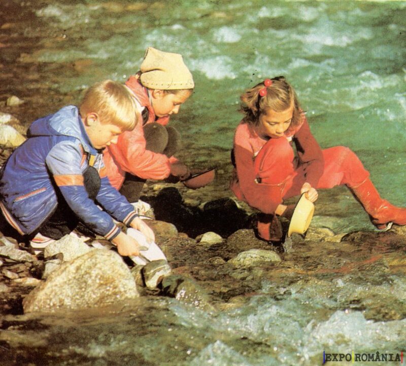 Copii în Excursie la Râu - Anii '60