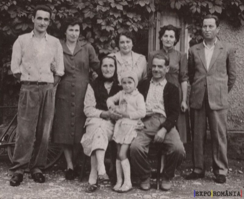 Familie Fotografie de Grup în Curte - Anii '60