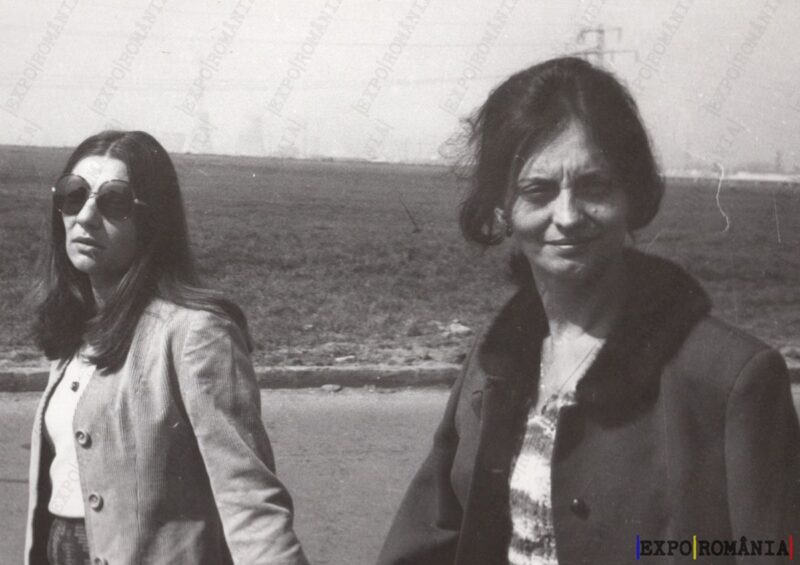 Femei Tinandu-Se de Mana - Anii '60