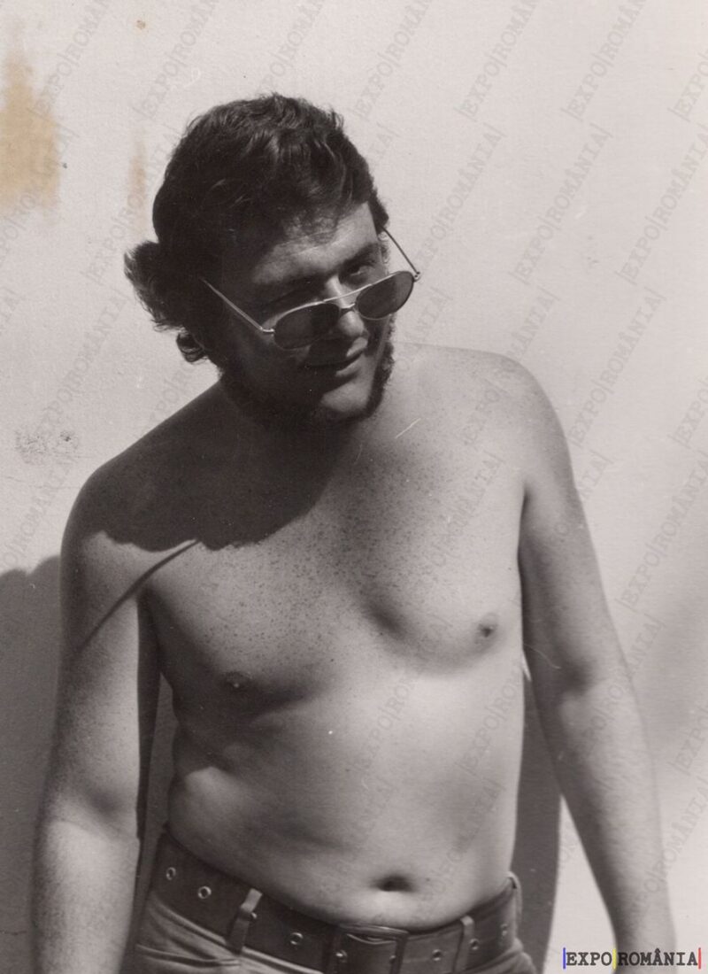 Portret Tânăr cu Ochelari de Soare - Anii '60