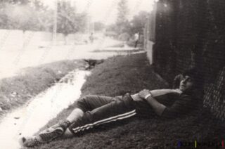 Bărbat Odihnindu-Se pe Strada - Anii '70