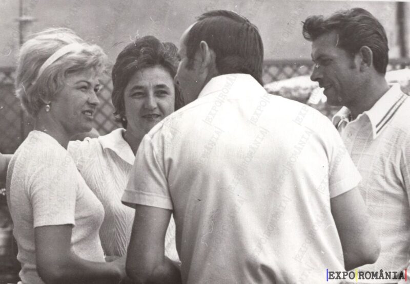 Bărbați și Femei Discutând - Anii '70