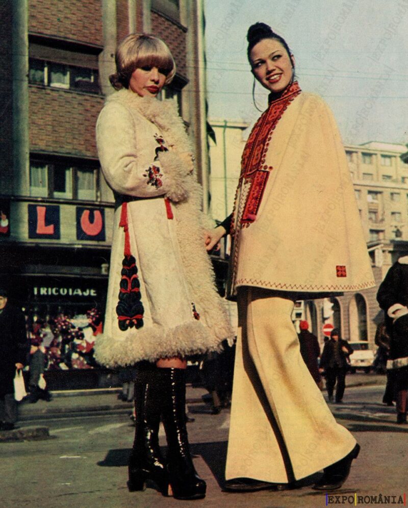 București Piața Romana Femei în Costume Retro-Etnice - Anii '70