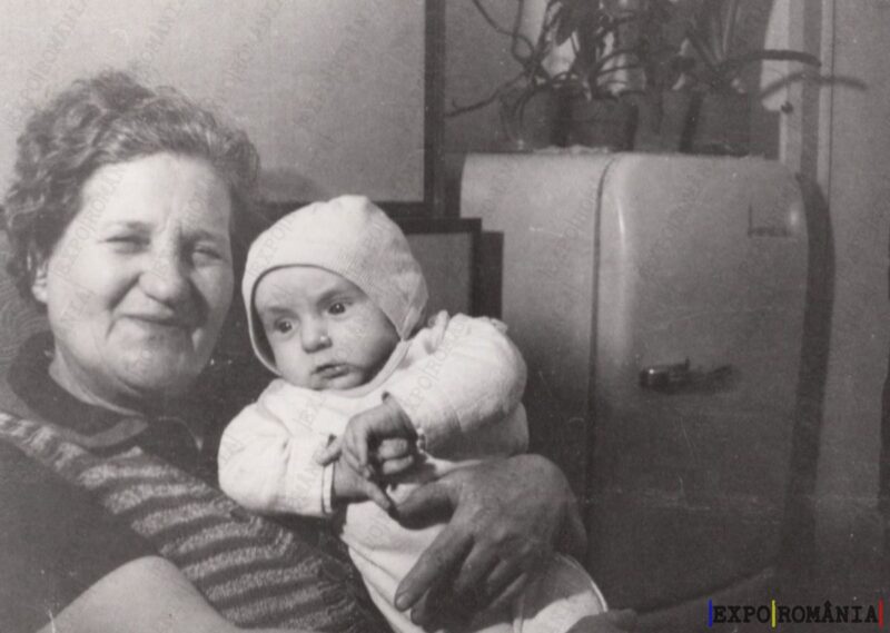 Bunica cu Nepot Lângă Frigiderul Fram - Anii '70