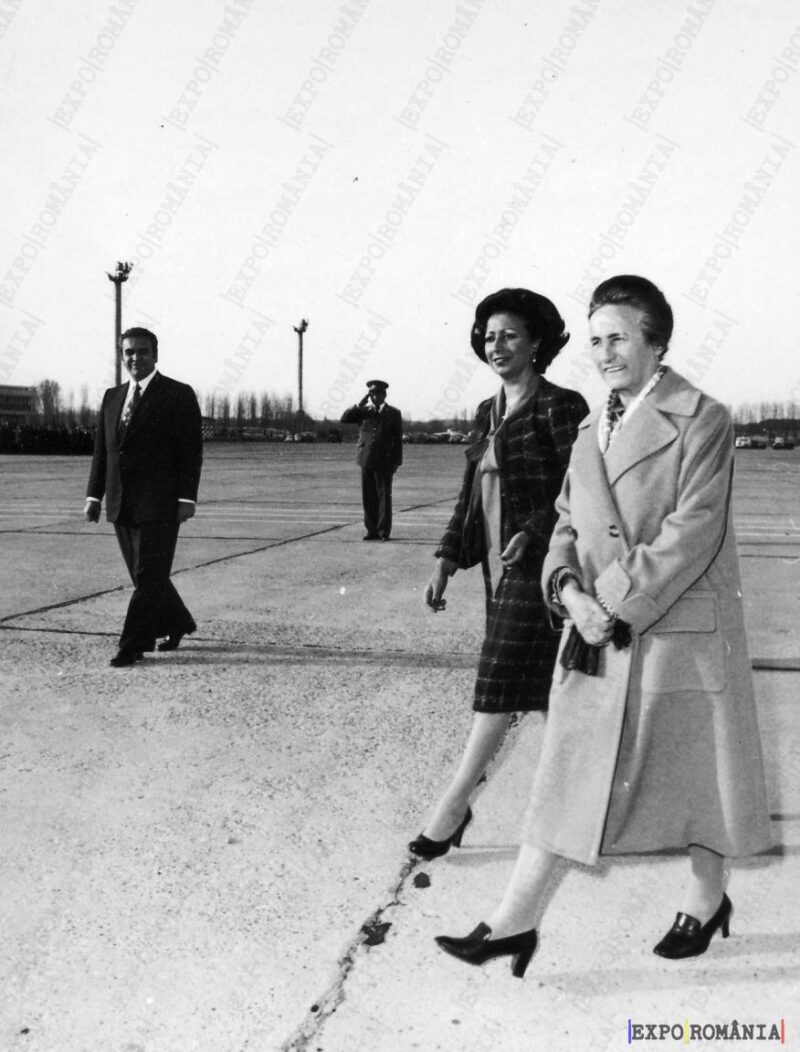 Elena Ceaușescu pe Un Aeroport în Africa - Anii '70