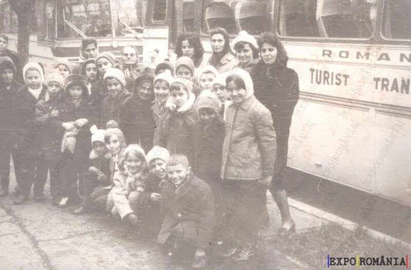 Elevi și Învățătoare în Excursie cu Autocarul Ont - Anii '70