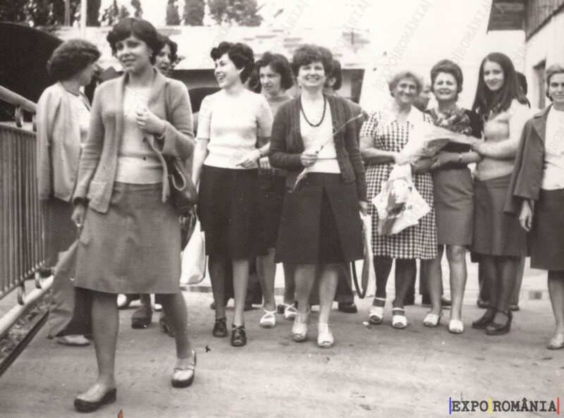 Femei Ieșind de la Serviciu - Anii '70