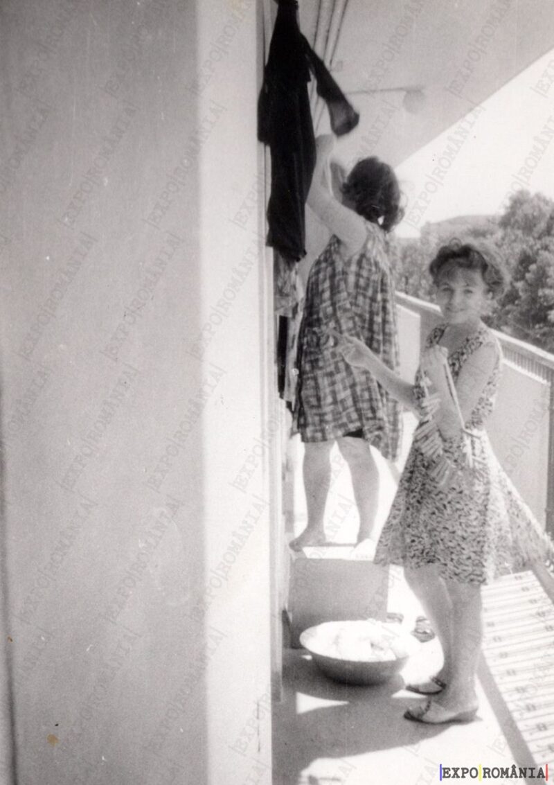 Fiica cu Mama pe Balcon Întinzând Rufele - Anii '70