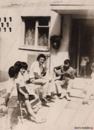 În Fata Blocului cu Chitara și Copiii - Anii '70