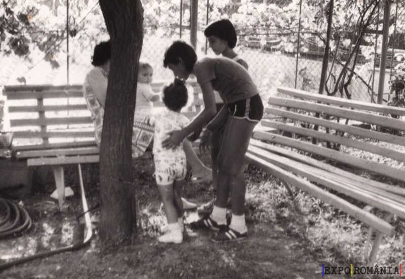 Mama și Copiii în Curte pe Banca - Anii '70