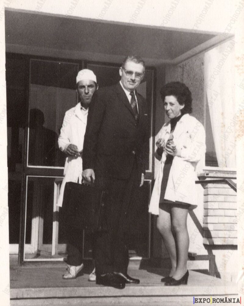 Medic și Asistenta la Intrare în Spital - Anii '70