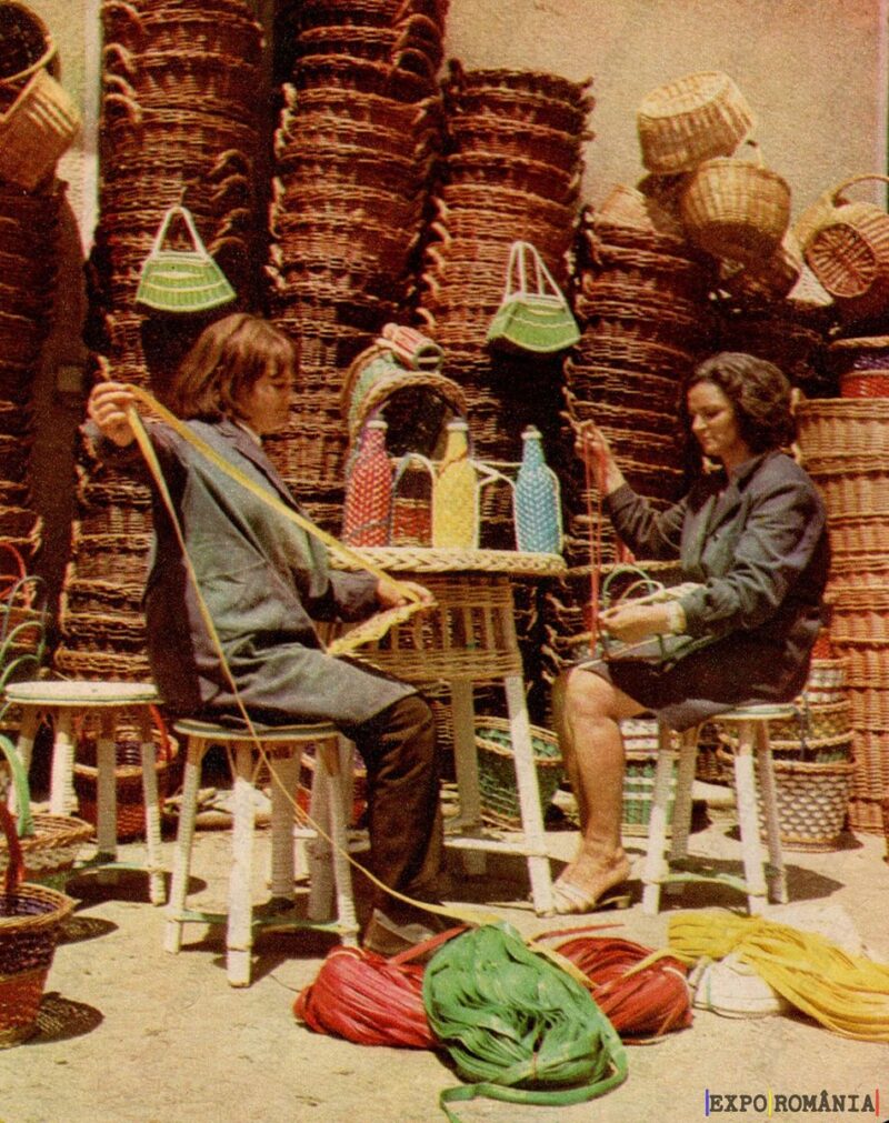 Muncitoare la Artizanat Împletituri din Răchită - Anii '70