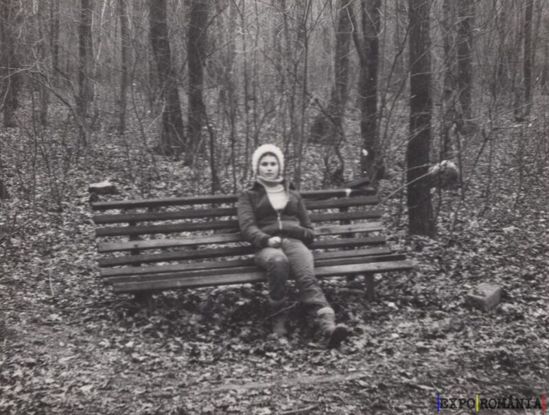 Prahova Sinaia Femeie pe Banca în Parc - Anii '70