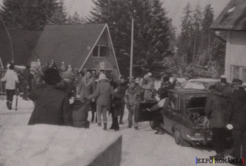 Stațiune Montană Turiști la Cumpărături de Suveniruri și Dacia 1300 - Anii '70
