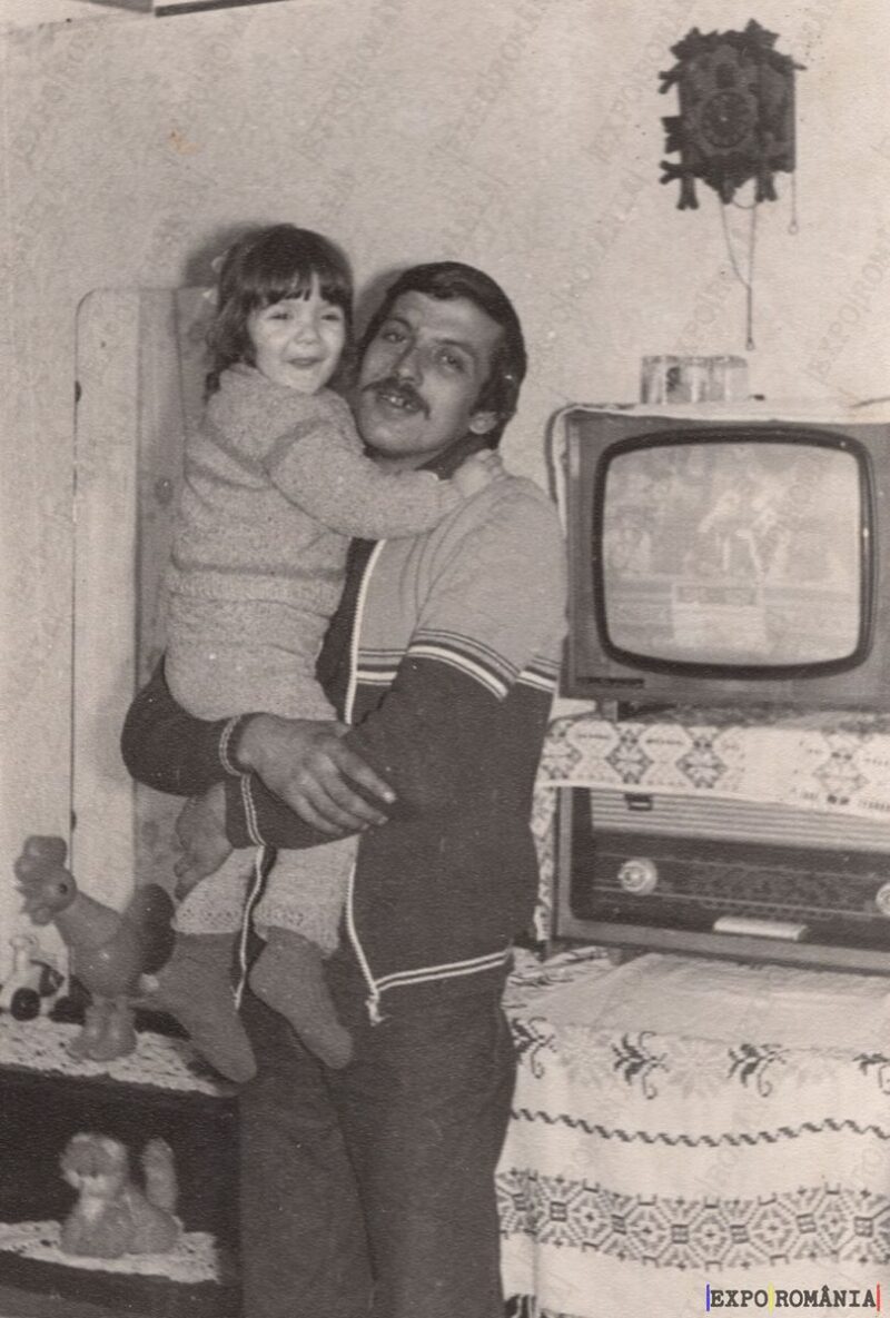 Tata cu Fiica Lângă Televizor Rubin Cocos de Jucărie din URSS și Ceas cu Cuc pe Perete - Anii '70