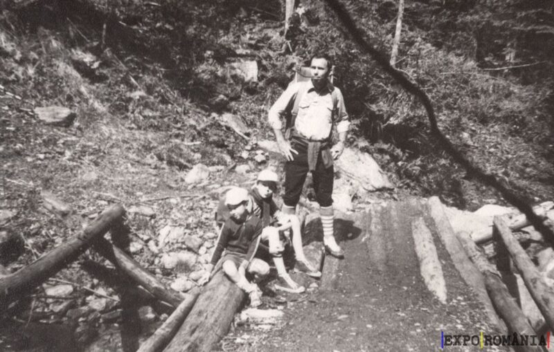 Turism Montan - Bărbați și Copii în Excursie cu Rucsacul - Anii '70