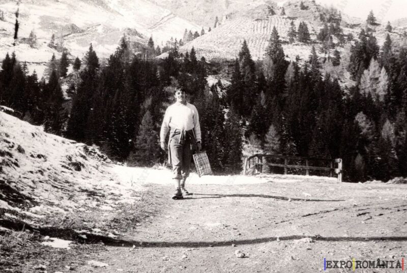 Turism Montan - Tânăr cu Jambiere și Sacoșă - Anii '70