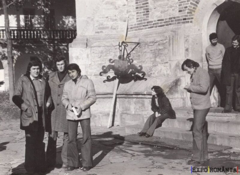 Turiști Bărbați și Femei la Biserica Monument - Anii '70