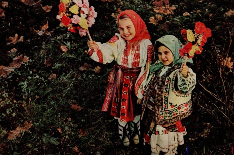 Copii în Costume Populare cu Sorcova - Anii '80