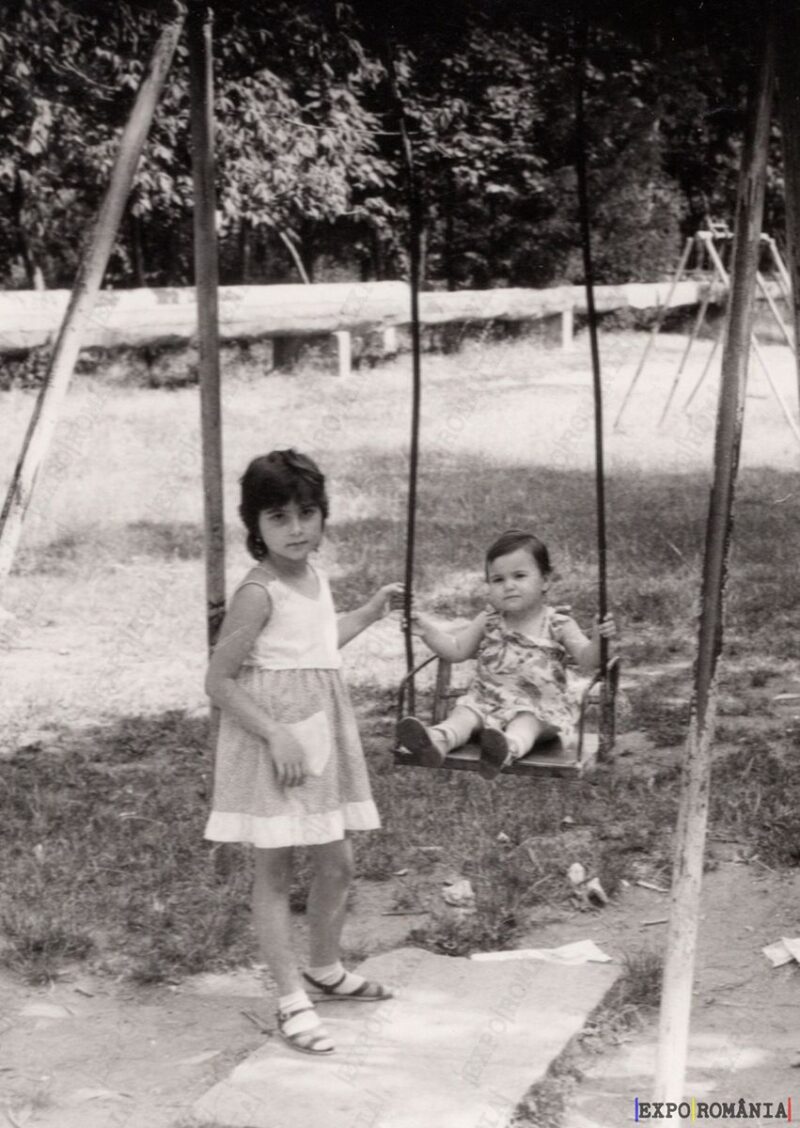 Copii la Locul de Joaca - Anii '80