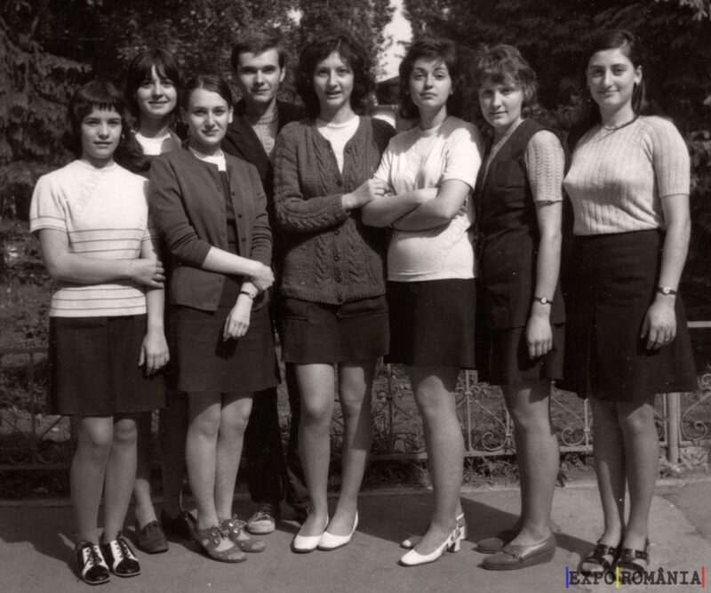 Eleve și Elevi în Curtea Liceului - Anii '80