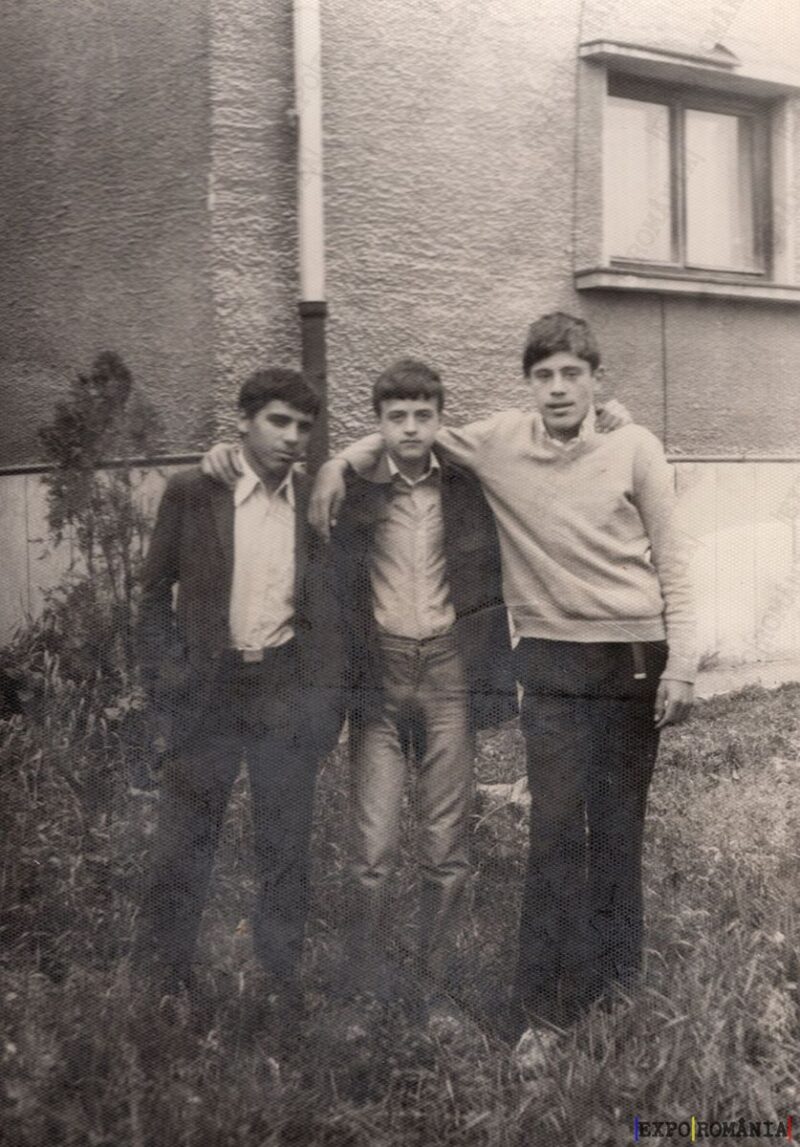 Elevi în Curtea Scolii - Anii '80